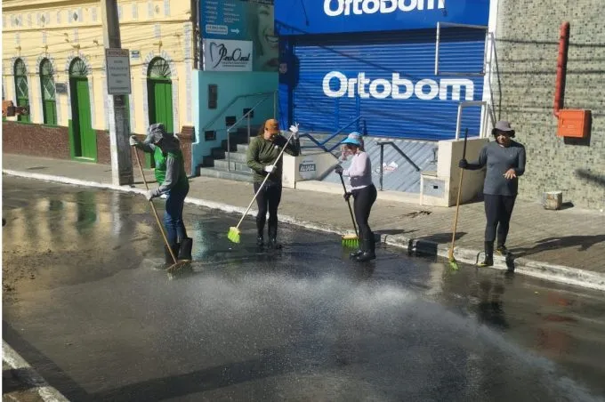Praça Barão do Rio Branco passa por ação de lavagem e limpeza geral
