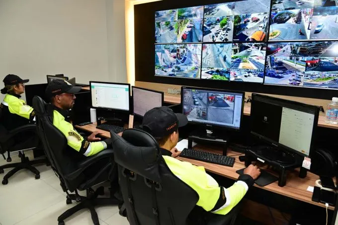 Prefeitura inicia instalação de novos radares em diferentes vias da cidade, reforçando a segurança no trânsito