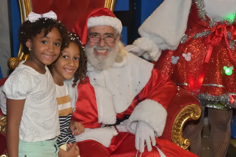 Papai Noel encanta famílias de Alagoinhas na Praça Ruy Barbosa