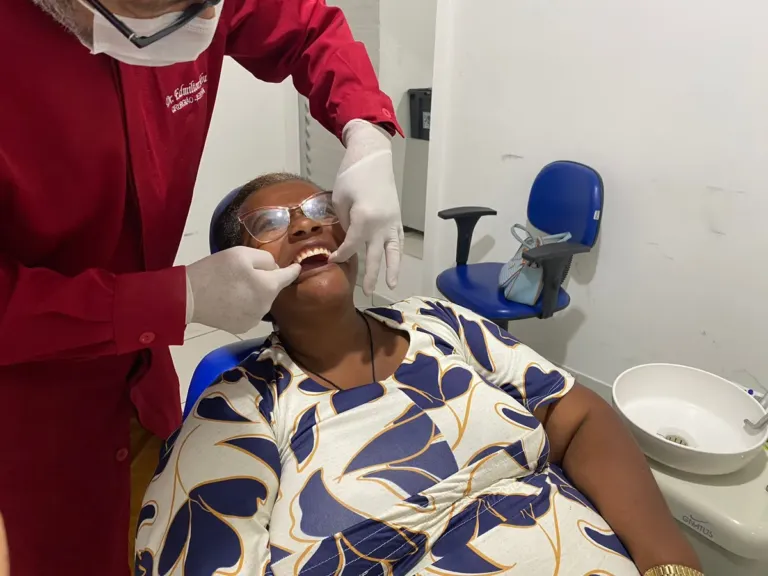Prefeitura de Alagoinhas entrega última remessa de próteses dentárias em 2025