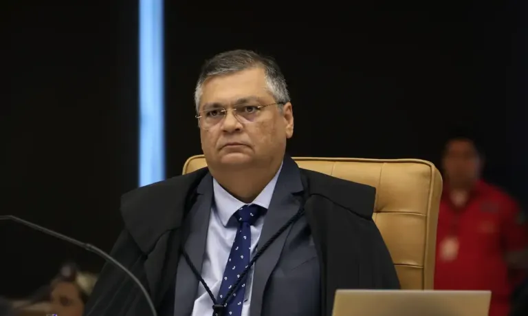 Flávio Dino proíbe repasse de emendas para Eduardo Bolsonaro e Ramagem