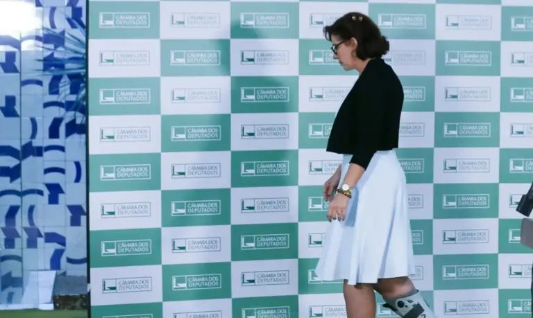 Câmara rejeita cassação da deputada Carla Zambelli