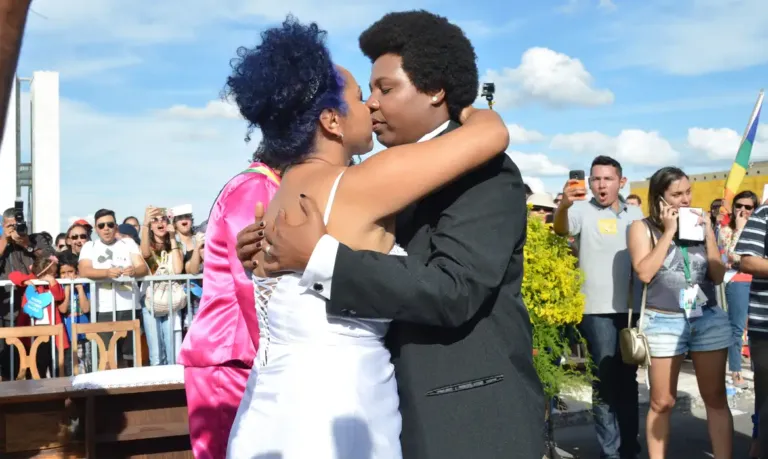 Casamento entre pessoas do mesmo sexo cresce 8,8% e atinge recorde