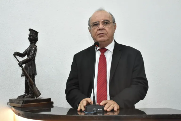 Em tom de gratidão, líder do governo na Câmara elogia gestão de Marcos Lima em último discurso do ano