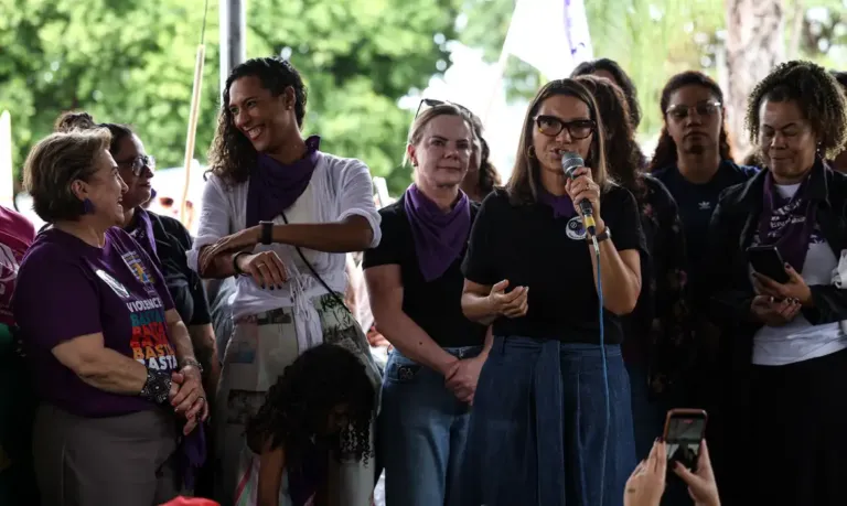 Ministras exaltam luta das mulheres em ato contra o feminicídio