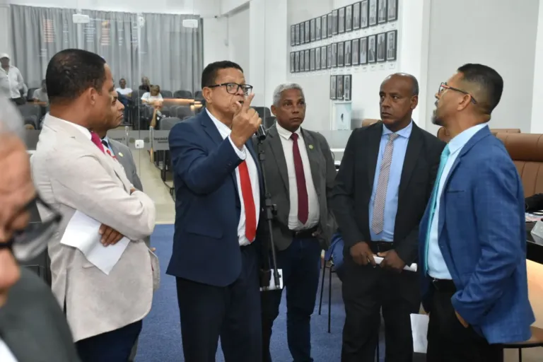 Câmara segue parecer do TCM e aprova contas do ex-prefeito Colbert Martins Filho