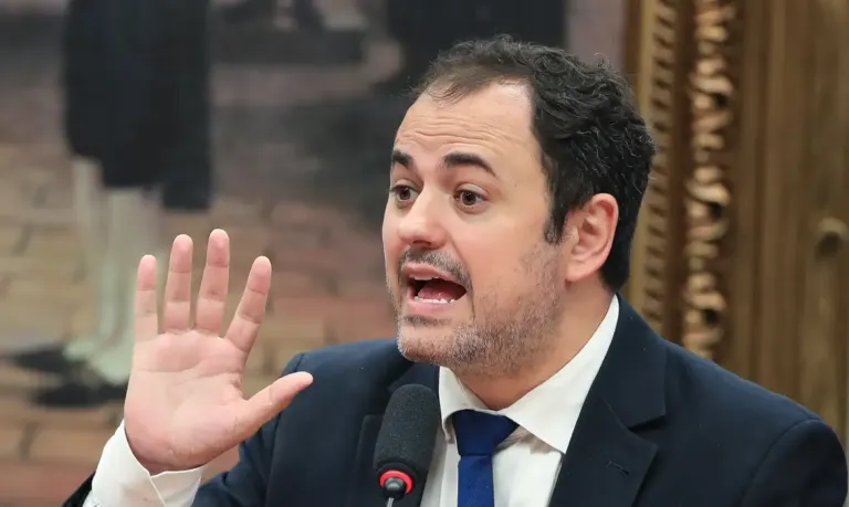 Glauber Braga é retirado à força após ocupar mesa da Câmara