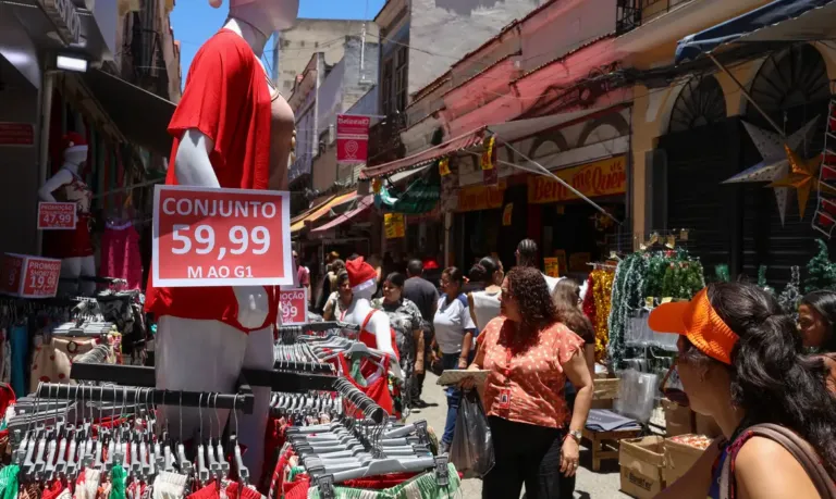 Comércio popular do Rio tem movimentação intensa às vésperas do Natal