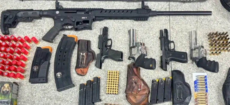 Trio é flagrado com armas de diversos calibres em Cansanção