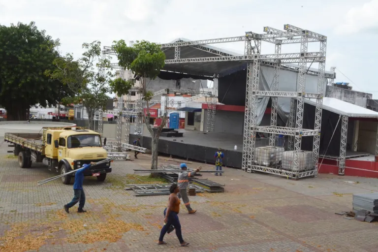 Palco para o Natal Encantado começa a ser montado