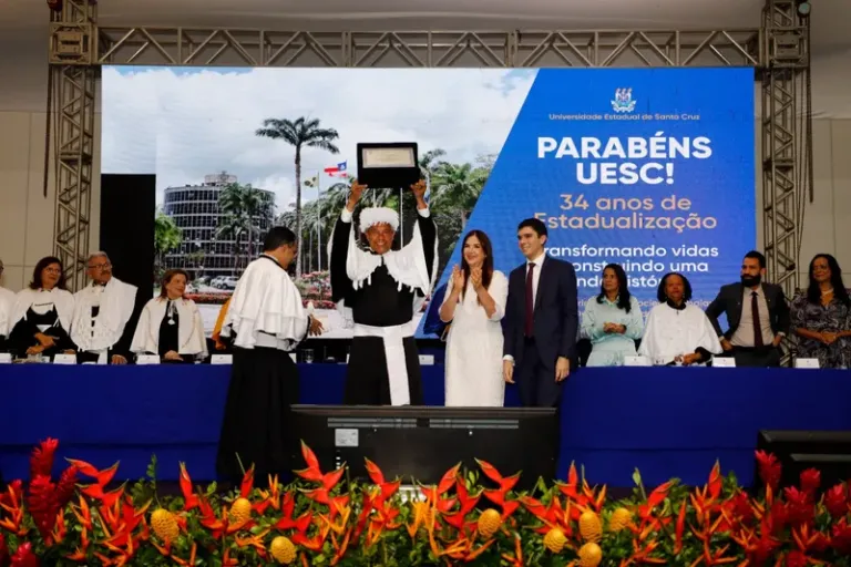 Jerônimo Rodrigues recebe título de Doutor Honoris Causa da Uesc
