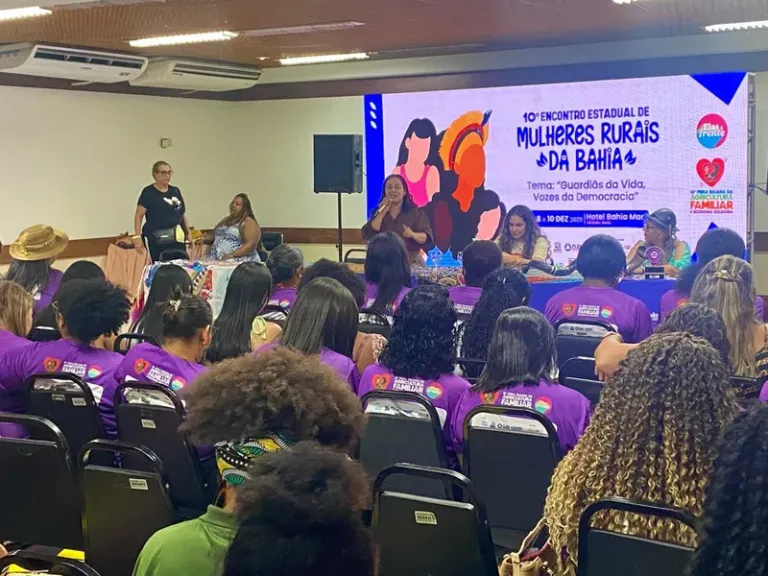 Em Salvador mulheres marcham na orla, nesta quarta (10), para a abertura da Febafes