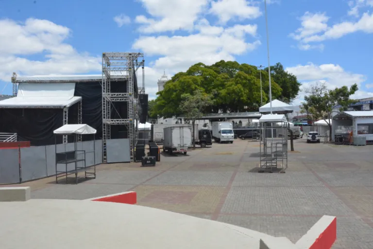 Estrutura do Natal Encantado está pronta para receber o público na Praça Padre Ovídio