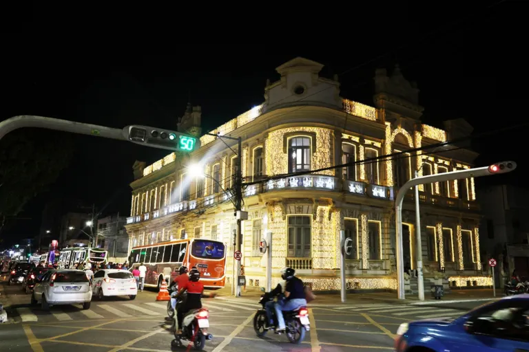 Prefeitura de Feira acende luzes de Natal e espalha espírito natalino contagiante