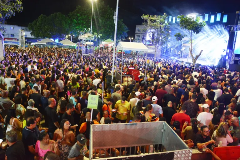 Público lota praça e vibra com apresentações; melhor primeira noite do Natal Encantado