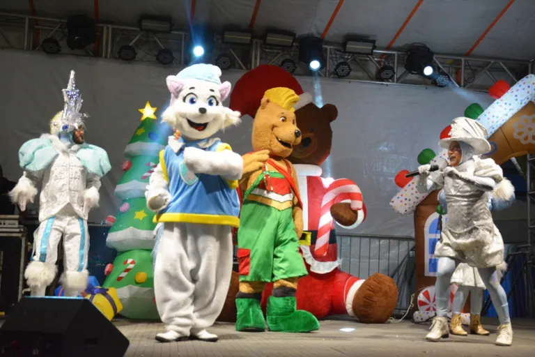 Grupo do Urso Jordan anima público no primeiro dia da programação infantil do Natal Encantado
