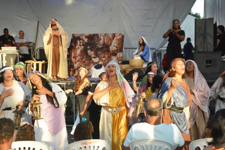 Grupo Teatral Renascer apresenta espetáculo sobre o nascimento de Jesus no Natal Encantado