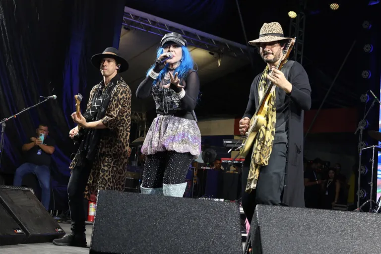 Irreverência, MPB e Rock progressivo: 14 BIS e Baby do Brasil fazem noite apoteótica no Natal Encantado