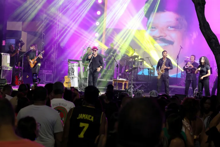 Negra Cor embala o público com axé e tributo a Tim Maia no Natal Encantado