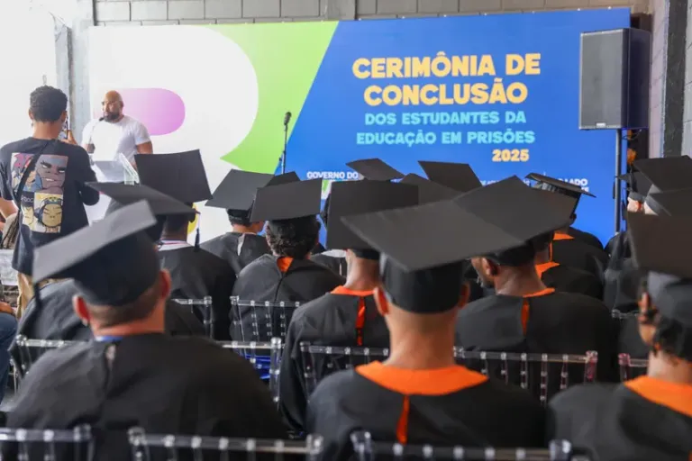 Educação transforma trajetórias e marca formatura de estudantes da EJA em unidade prisional na Bahia