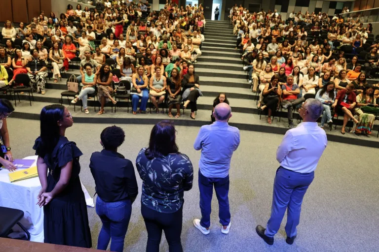 Secretaria de Educação certifica 311 gestores da rede municipal de ensino de Feira
