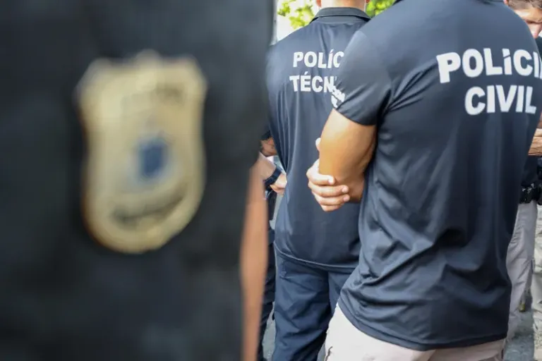 Polícia Civil autua homem em Camaçari por manter companheira em cárcere privado e resistir à prisão