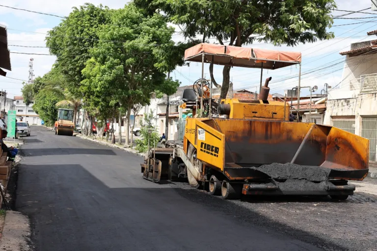 Obras de pavimentação asfáltica avançam no bairro Brasília e já chegam à Rua da Paz