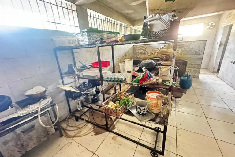 Vigilância Sanitária interdita pastelaria por condições insalubres em Feira de Santana