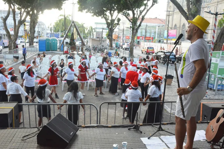 Público vibra com música de qualidade e diferentes estilos no estacionamento da Prefeitura