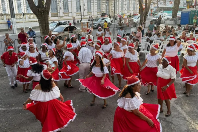 Grupo do Centro de Convivência Zazinha Cerqueira encanta público no Natal Encantado