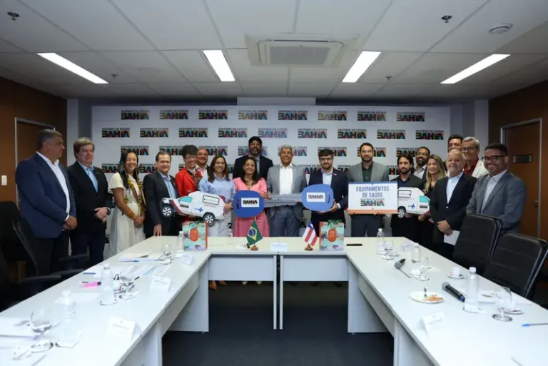 Ambulâncias, veículos administrativos e equipamentos para a saúde são entregues pelo estado para Ilhéus