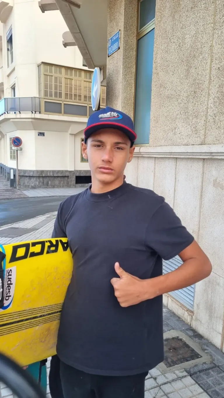 Jovem promessa do stand up paddle surf disputa mundial na Espanha com apoio do Governo do Estado