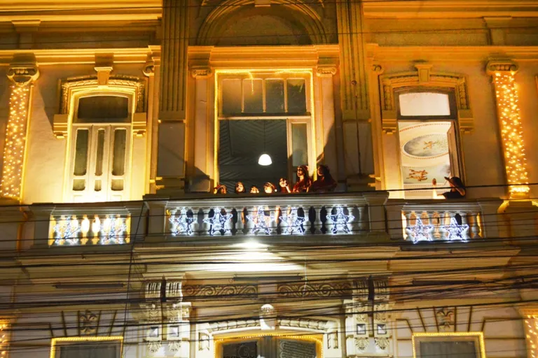 Coral da Escola Municipal Eduardo Fróes da Mota celebra identidade e protagonismo juvenil no Natal Encantado