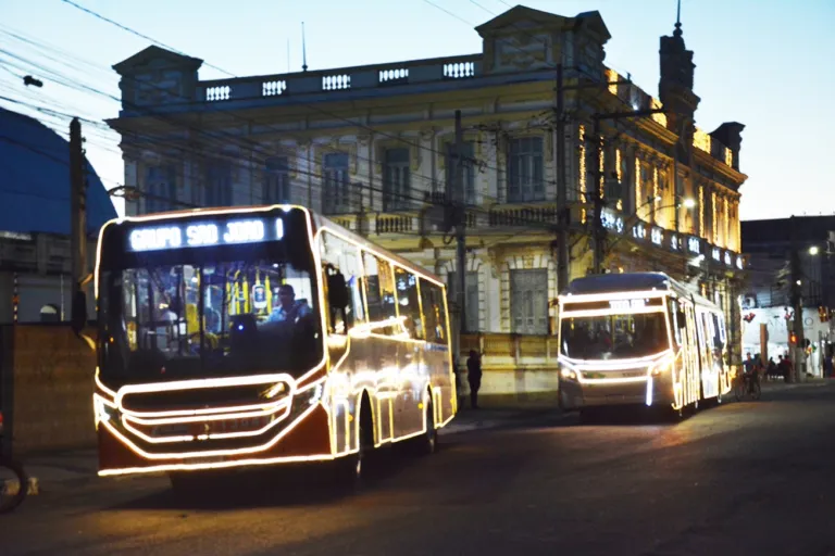 Crianças assistidas pela APAE viajam de ônibus iluminado