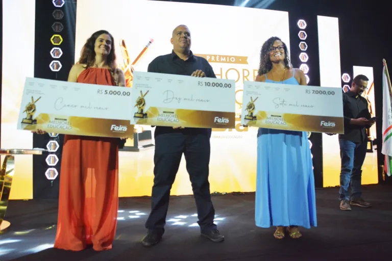Motorista que incentiva leitura em ônibus vence 1º Prêmio Melhores da Educação de Feira