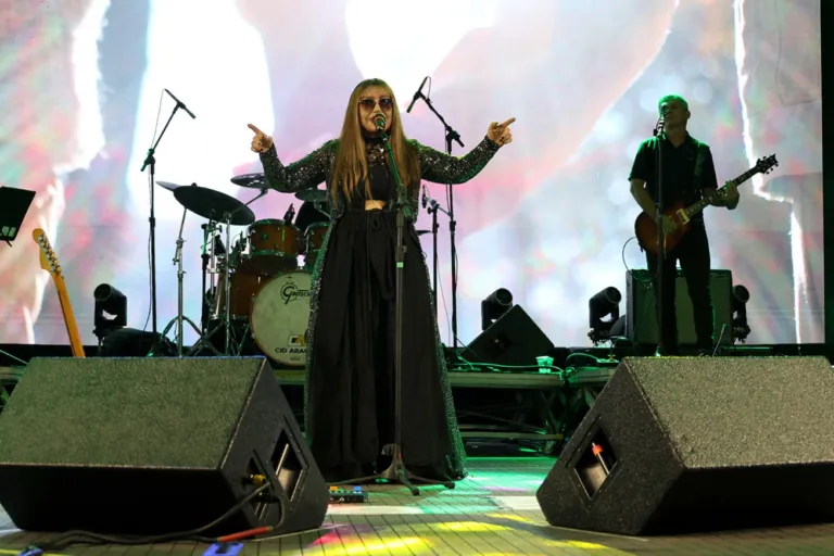 Elas por Elas, Rosana e Flashback animam o sábado à noite no Natal Encantado