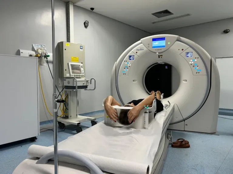 Hospital do Oeste recebe novo tomógrafo e avança na implantação da radioterapia