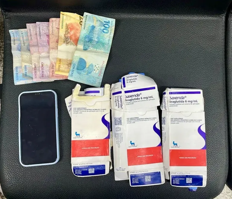 PM prende mulher, localiza motocicleta usada em roubo e apreende canetas emagrecedoras