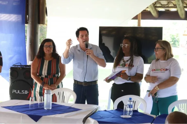 Prefeitura entrega kit de identificação para ambulantes da orla de Camaçari