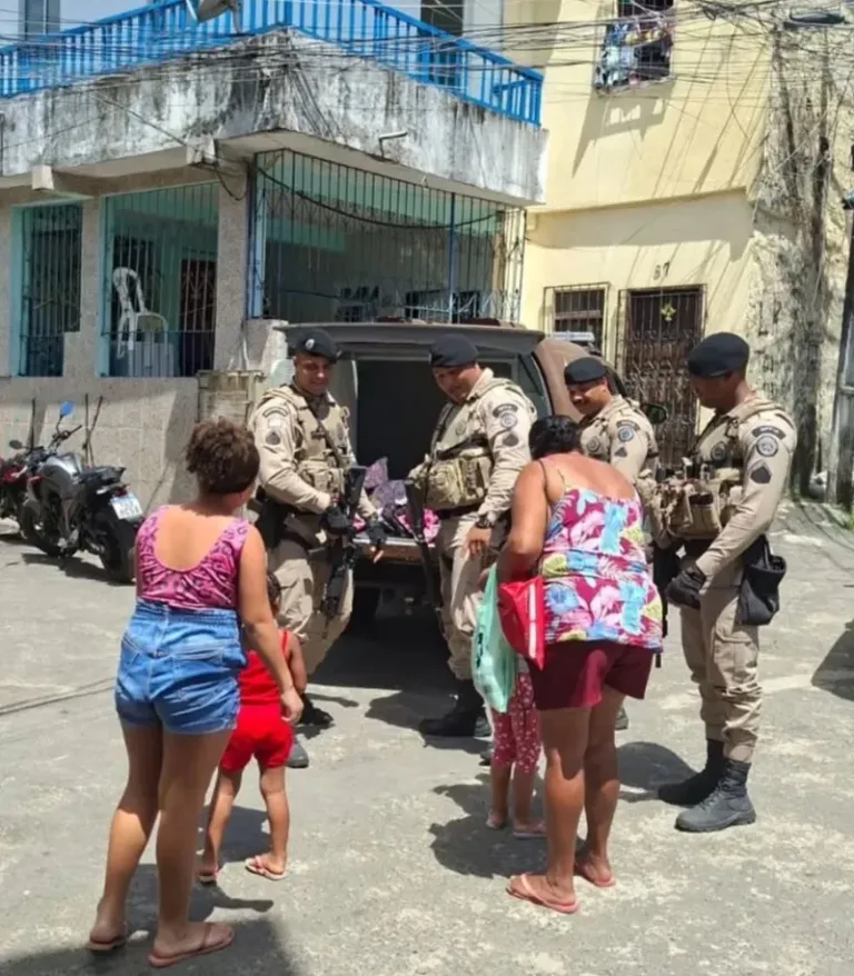 Crianças de Brotas ganham brinquedos da Rondesp Atlântico em comemoração ao Natal