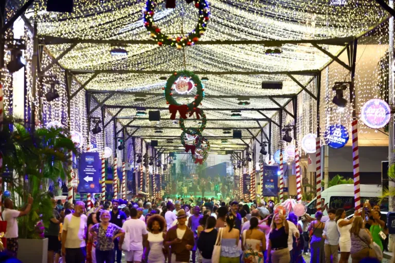Natal Luz Salvador 2025 ilumina o Centro Histórico e emociona visitantes com túnel de 400 metros na Rua Chile