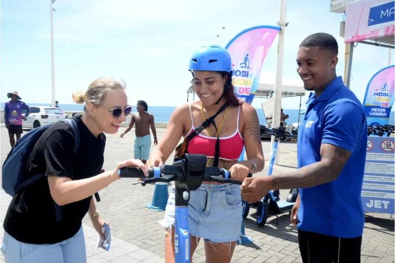 Prefeitura lança campanha de verão dos patinetes elétricos com foco em segurança viária