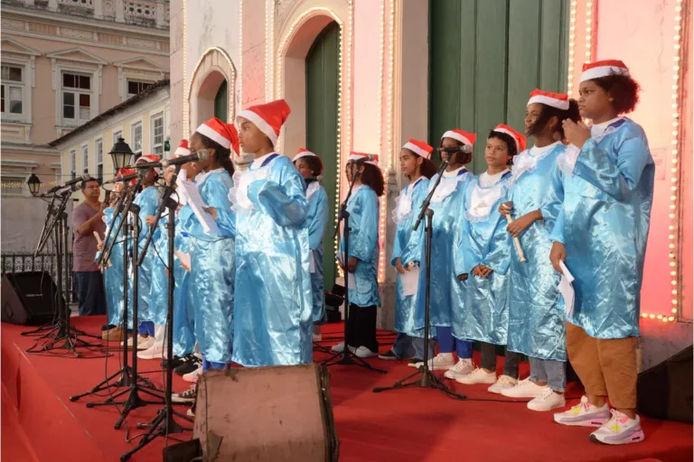 Corais formados por alunos de escolas municipais encantam público do Natal Salvador 2025