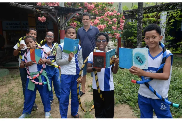 Alunos da Escolab de Coutos lançam 2ª edição do projeto Cartonero com foco na identidade suburbana