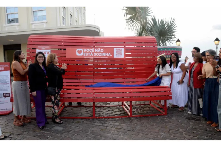 Na Praça Thomé de Souza, Prefeitura instala Banco Vermelho como símbolo de combate à violência contra a mulher