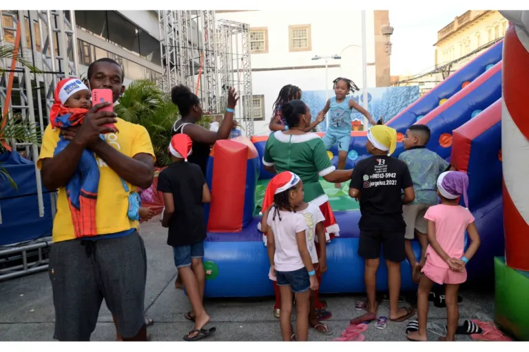Prefeitura realiza baile de Natal especial para filhos de vendedores ambulantes em Salvador