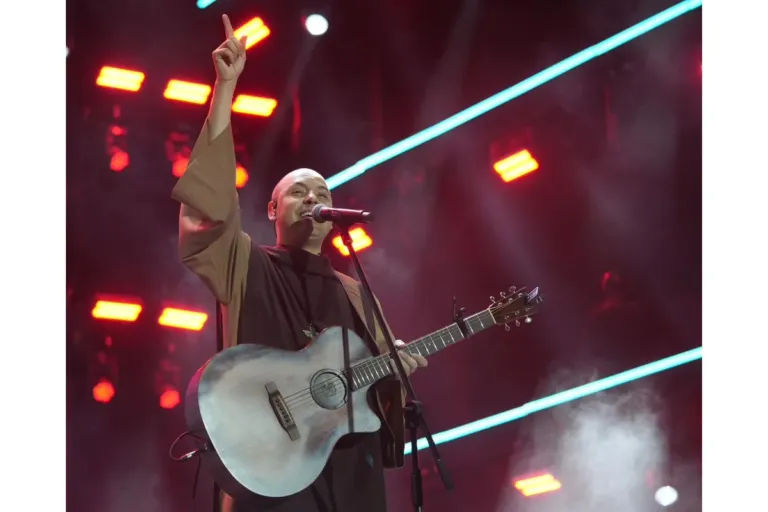 Apresentação de Frei Gilson reúne milhares de fiéis na Boca do Rio