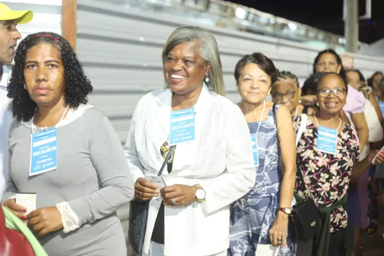 Emoção marca presença de 800 idosos levados pela Prefeitura para show de Roberto Carlos em Salvador