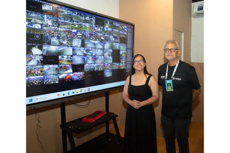 Ana Paula Matos acompanha centro de monitoramento do Virada Salvador e destaca ampliação do serviço
