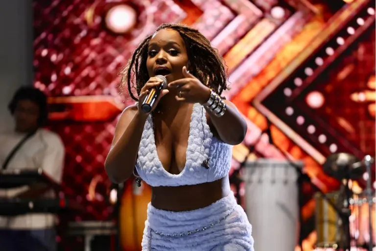 Cinara sobe ao Palco Brisa e marca a estreia do espaço no Festival Virada Salvador